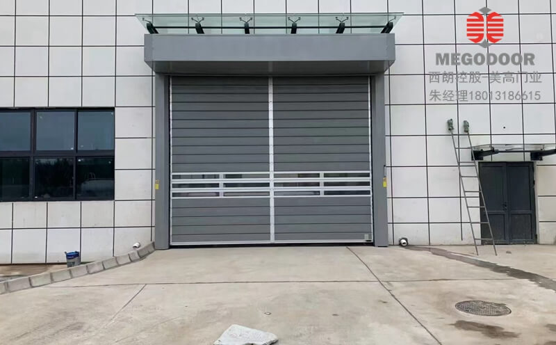 選擇合適的門,保護(hù)車間免受灰塵侵?jǐn)_插圖1 硬質(zhì)快速卷簾門