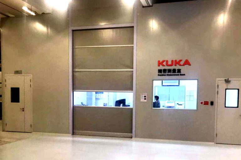 kuka庫卡機(jī)器人工廠安裝的美高快速門縮略圖 kuka庫卡機(jī)器人工廠安裝的美高快速門縮略圖